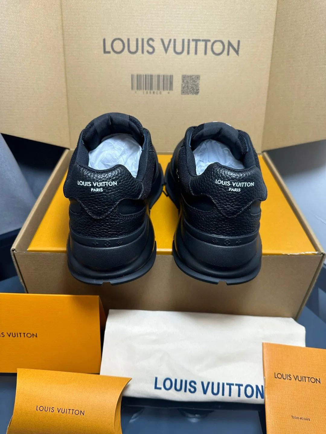 Factory price: 700💰🌈LV | Louis Vuitton 2025𝐬𝐬 🧡💚2025 spring and summer new style top version‼ ️The original version is the same. The counter focuses on the latest casual shoes and new hard goods🆕 ❥Purchasing agent level! Full of high-end feel! A popular model among bloggers at home and abroad, it’s retro and fashionable, and looks stunning on your feet! Wear a lot of happiness! The official website's main recommendation★ ━━━━━ ЅᏇєєt ━━━━━ ▪️Upper: Original custom-made imported calfskin fabric ▪️Inner: breathable gauze imported from Italy ▪️Outsole: rubber foam ➕t men's men's shoes 💰u high-end outsole ▪️Color: nine colors available ▪️Shoe size: 35-44, (45, 46 customized)
